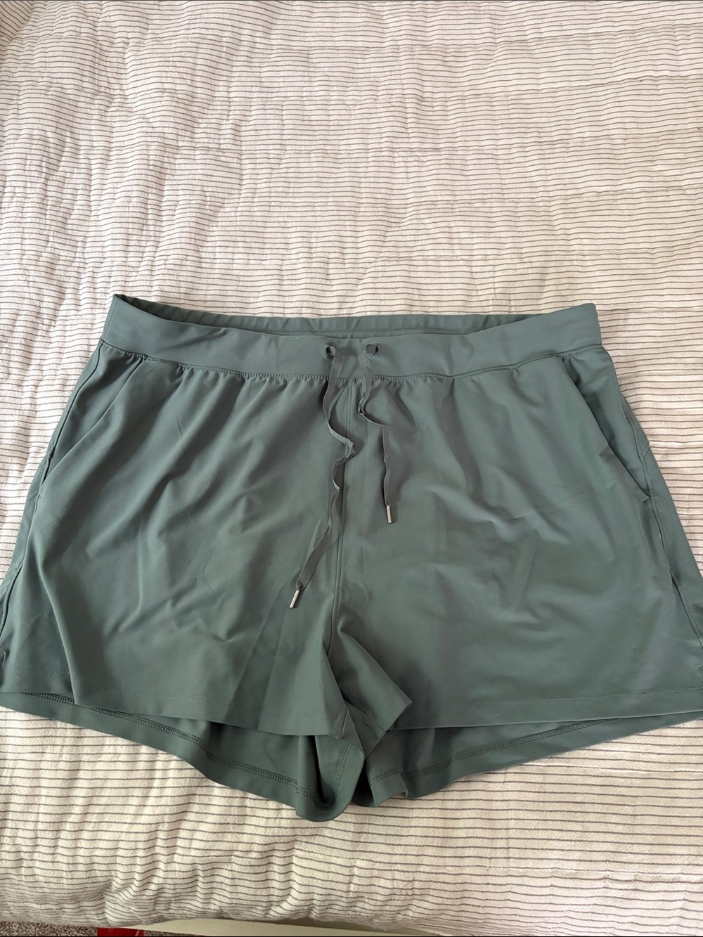 Old Navy Powersoft Women’s Drawstring Active Shorts in Sage Green